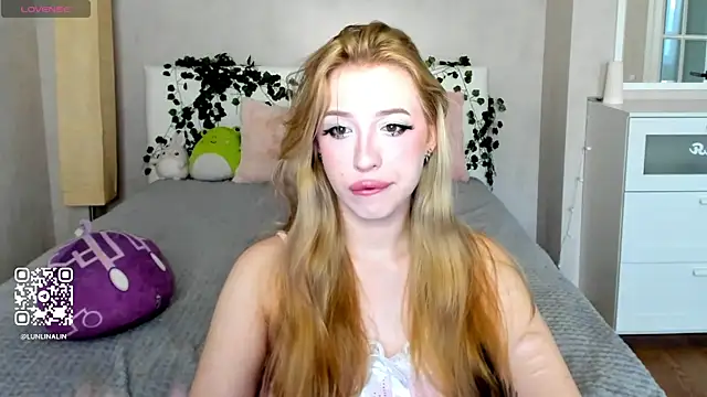 Snapshot of LightStar_18 chatting on 10/27/25, 09:21 LightStar 18 online show from 10/27/25, 09:21