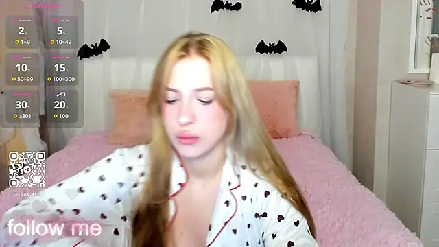 Snapshot of LightStar_18 chatting on 11/02/25, 09:03 LightStar 18 online show from 11/02/25, 09:03