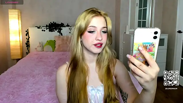 Snapshot of LightStar_18 chatting on 10/20/25, 11:11 LightStar 18 online show from 10/20/25, 11:11