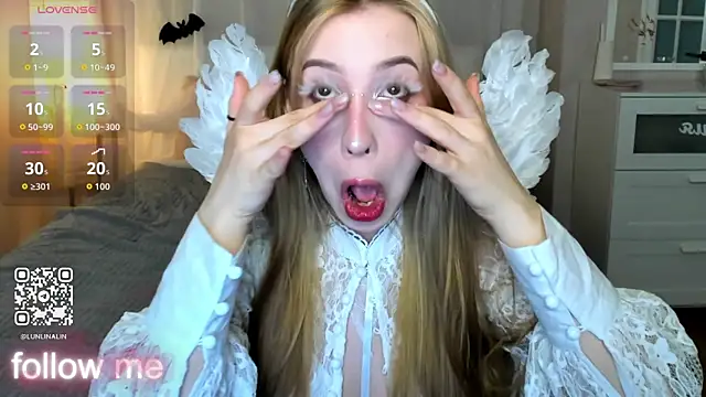 Snapshot of LightStar_18 chatting on 10/31/25, 09:39 LightStar 18 online show from 10/31/25, 09:39