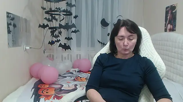 VivianGuchih online show from 10/25/25, 07:18