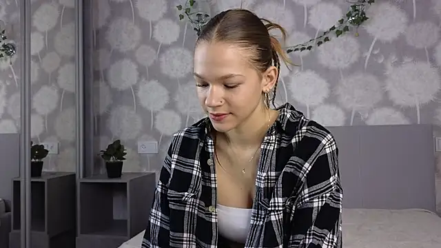 Snapshot of VelvetRisque chatting on 10/18/25, 06:15 VelvetRisque online show from 10/18/25, 06:15