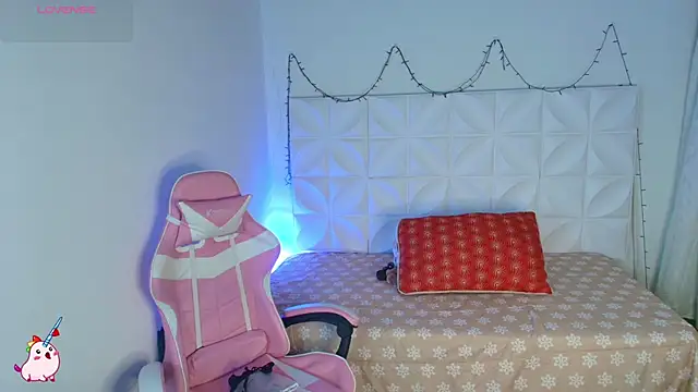 Snapshot of Abril1_gh chatting on 12/18/25, 01:04 Abril1 gh online show from 12/18/25, 01:04