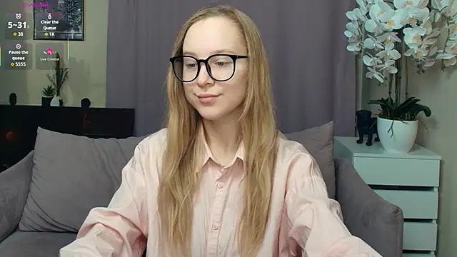 Snapshot of SoonMoor chatting on 12/21/25, 07:04 SoonMoor online show from 12/21/25, 07:04