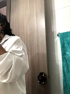 Snapshot of Paris_11 chatting on 10/21/25, 12:15 Paris 11 online show from 10/21/25, 12:15