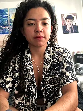 Snapshot of Paris_11 chatting on 10/24/25, 12:04 Paris 11 online show from 10/24/25, 12:04