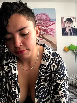 Snapshot of Paris_11 chatting on 11/25/25, 04:18 Paris 11 online show from 11/25/25, 04:18