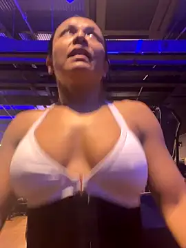 TiffanyyLam online show from 10/24/25, 10:14