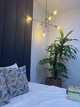 TiffanyyLam online show from 10/17/25, 10:50