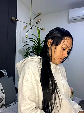 TiffanyyLam online show from 10/04/25, 11:12
