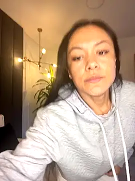 TiffanyyLam online show from 11/08/25, 11:25