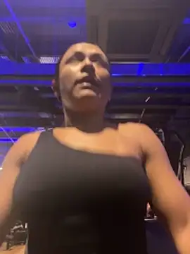 TiffanyyLam online show from 10/28/25, 10:14