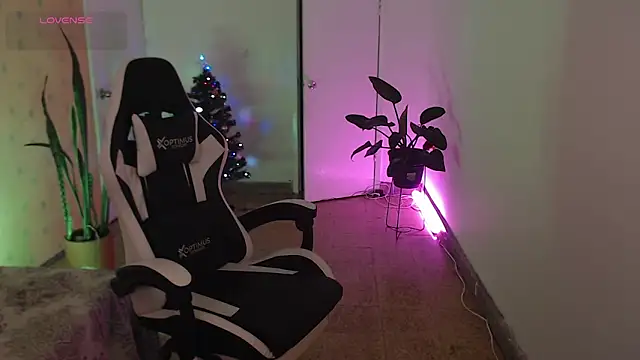 Ellyuwuw online show from 12/21/25, 10:54