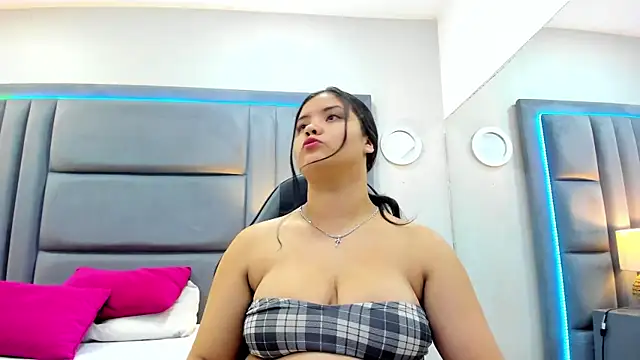 Snapshot of NahiaMonet chatting on 11/19/25, 11:43 NahiaMonet online show from 11/19/25, 11:43