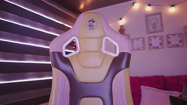 Snapshot of Rebecah_1 chatting on 12/17/25, 01:27 Rebecah 1 online show from 12/17/25, 01:27