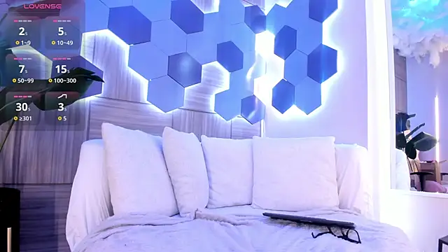 Snapshot of RoxyLior chatting on 10/14/25, 07:25 RoxyLior online show from 10/14/25, 07:25