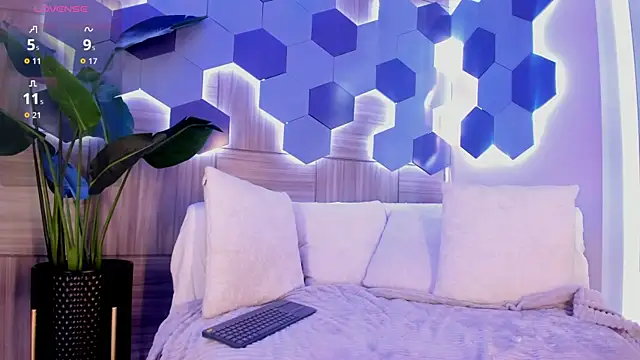 Snapshot of RoxyLior chatting on 10/16/25, 07:11 RoxyLior online show from 10/16/25, 07:11