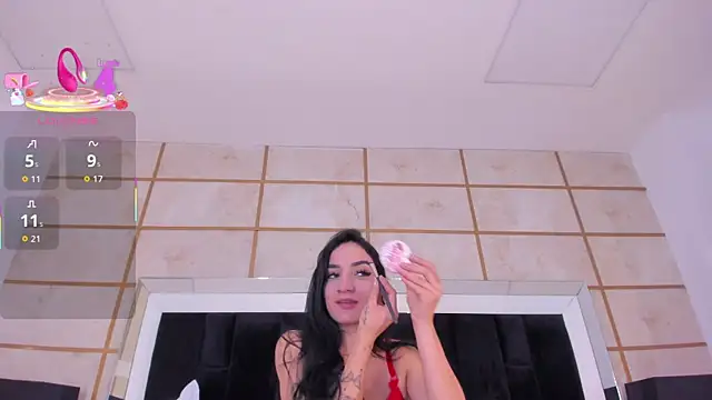 Snapshot of RoxyLior chatting on 12/15/25, 02:50 RoxyLior online show from 12/15/25, 02:50