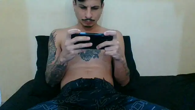 Snapshot of Skate012 chatting on 07/15/26, 11:01 Skate012 online show from 07/15/26, 11:01