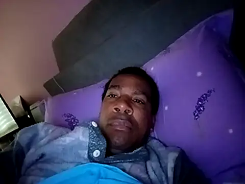 Snapshot of estrogeni chatting on 12/15/25, 08:20 estrogeni online show from 12/15/25, 08:20