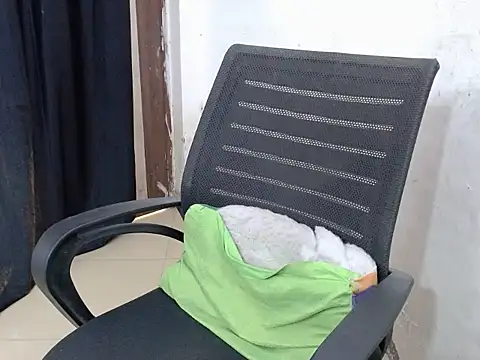 Snapshot of sweet-ruhi chatting on 10/15/25, 05:39 sweet-ruhi online show from 10/15/25, 05:39