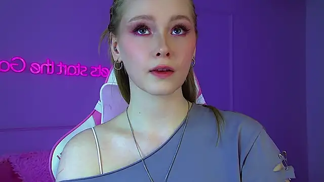 AgataFoxley online show from 04/22/26, 06:36