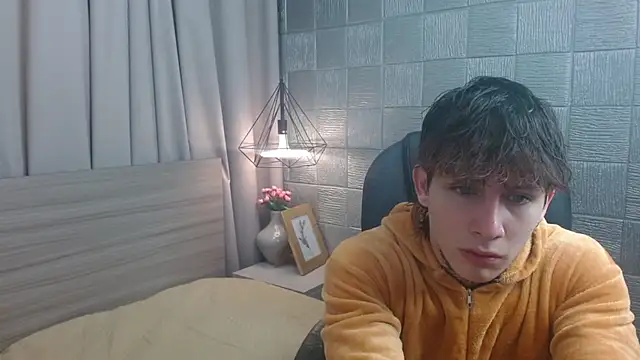Snapshot of Iantwink18 chatting on 09/11/25, 04:23 Iantwink18 online show from 09/11/25, 04:23
