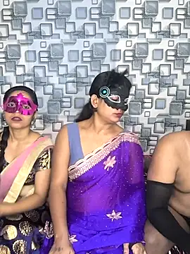 Family02 online show from 11/18/25, 04:43