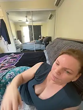 Snapshot of aussiepeaches chatting on 11/11/25, 01:55 aussiepeaches online show from 11/11/25, 01:55