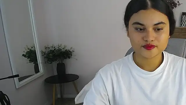 Snapshot of Miabloomm_ chatting on 10/23/25, 03:27 Miabloomm online show from 10/23/25, 03:27
