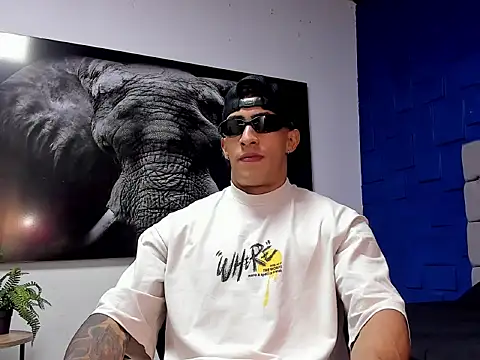 Snapshot of adrian_ray chatting on 11/29/25, 12:27 adrian ray online show from 11/29/25, 12:27