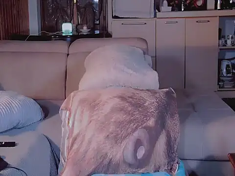 Snapshot of sola1213 chatting on 10/03/25, 12:47 sola1213 online show from 10/03/25, 12:47