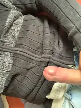 Snapshot of P44698 chatting on 10/29/25, 01:21 P44698 online show from 10/29/25, 01:21