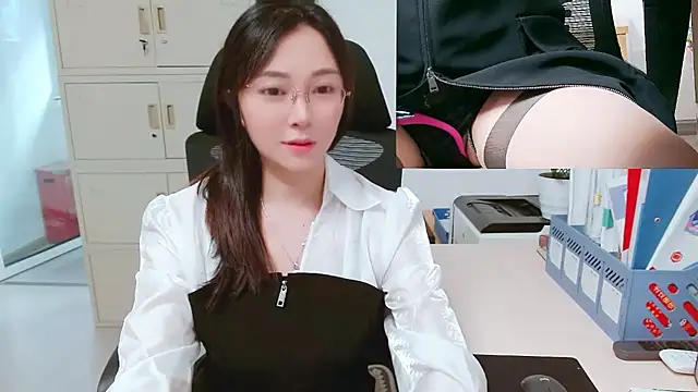 Snapshot of OL-Lily chatting on 10/15/25, 01:37 OL-Lily online show from 10/15/25, 01:37