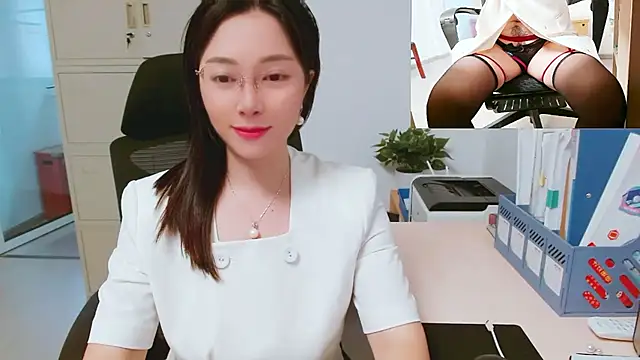 Snapshot of OL-Lily chatting on 09/25/25, 01:55 OL-Lily online show from 09/25/25, 01:55