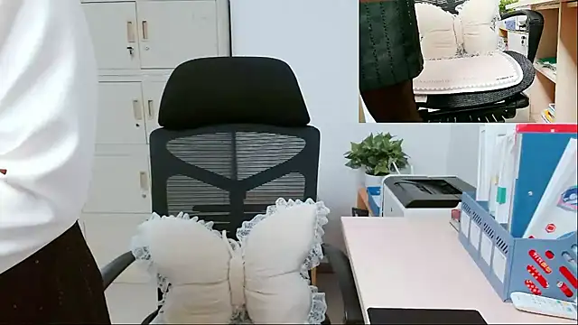 Snapshot of OL-Lily chatting on 10/25/25, 02:22 OL-Lily online show from 10/25/25, 02:22