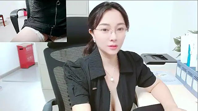 Snapshot of OL-Lily chatting on 09/14/25, 02:01 OL-Lily online show from 09/14/25, 02:01