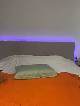 x deluLuz x online show from 10/18/25, 10:45