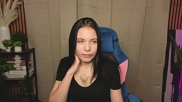 Snapshot of LauraHale chatting on 11/07/25, 11:59 LauraHale online show from 11/07/25, 11:59