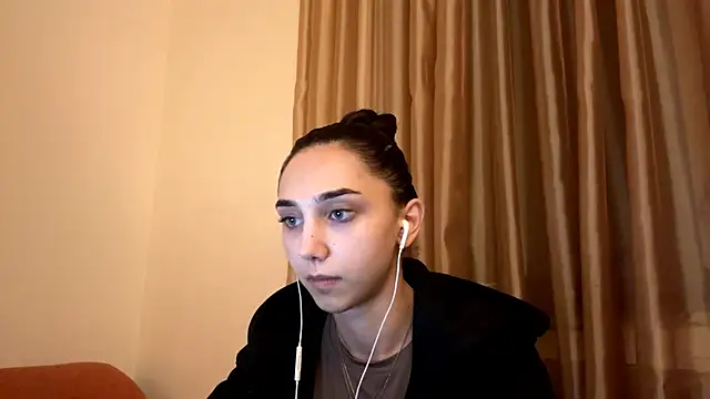 Snapshot of LinaMour chatting on 10/06/25, 10:10 LinaMour online show from 10/06/25, 10:10