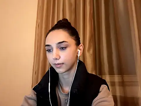 Snapshot of LinaMour chatting on 10/03/25, 10:11 LinaMour online show from 10/03/25, 10:11