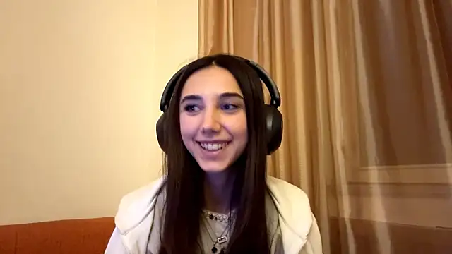 Snapshot of LinaMour chatting on 09/28/25, 11:12 LinaMour online show from 09/28/25, 11:12