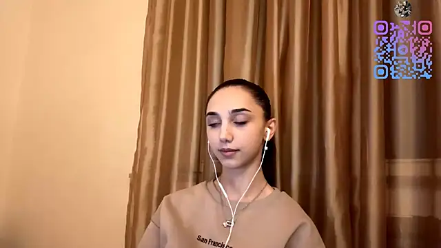 Snapshot of LinaMour chatting on 10/17/25, 10:11 LinaMour online show from 10/17/25, 10:11