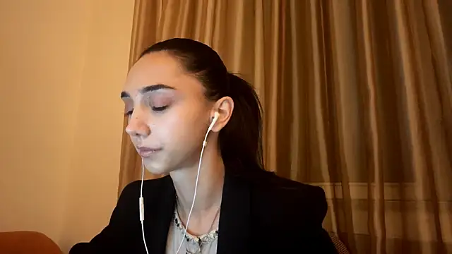 Snapshot of LinaMour chatting on 09/24/25, 10:16 LinaMour online show from 09/24/25, 10:16