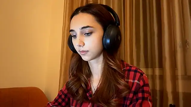 Snapshot of LinaMour chatting on 09/17/25, 10:23 LinaMour online show from 09/17/25, 10:23