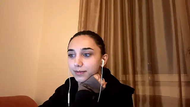 Snapshot of LinaMour chatting on 10/05/25, 10:11 LinaMour online show from 10/05/25, 10:11