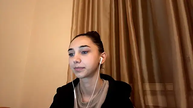 Snapshot of LinaMour chatting on 10/04/25, 10:11 LinaMour online show from 10/04/25, 10:11