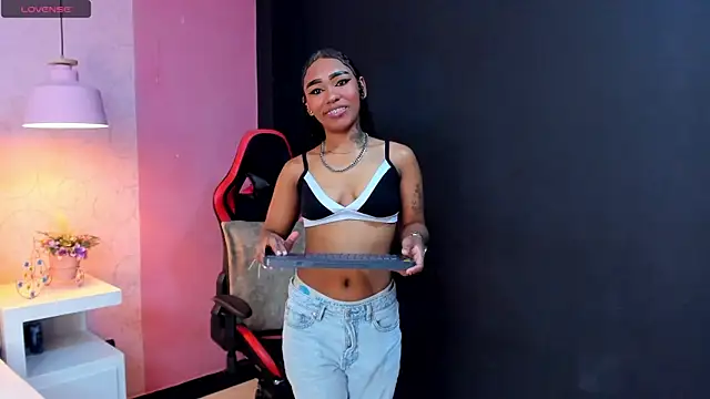 SkylerBloomm online show from 10/13/25, 02:24