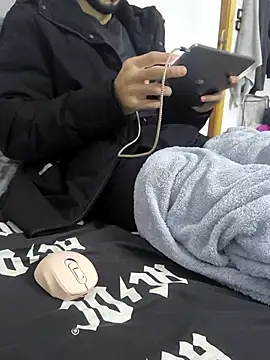 yazinyazin1 online show from 11/30/25, 09:04