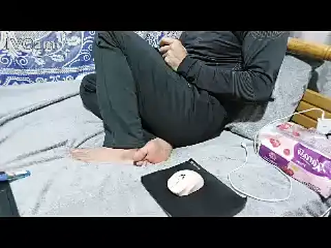 yazinyazin1 online show from 02/13/26, 07:52